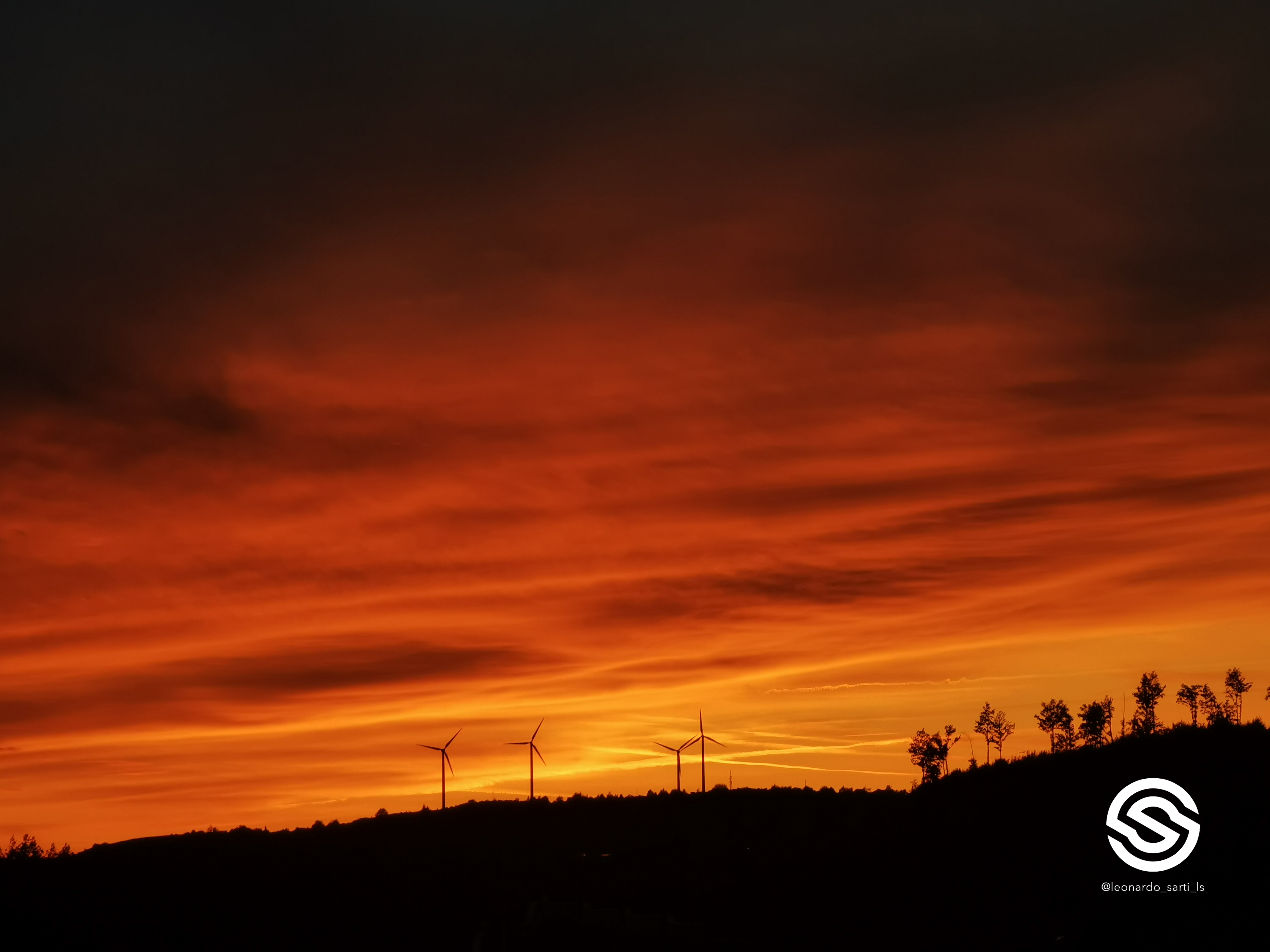 Tramonto con pale eoliche